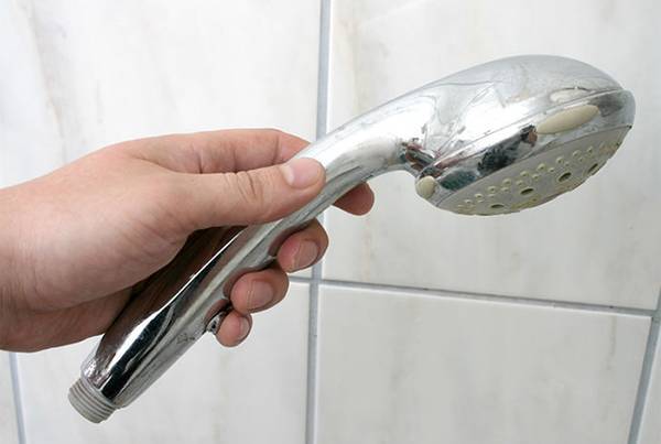 Comment nettoyer rapidement la pomme de douche du calcaire