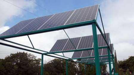 Installation de panneaux solaires sur le toit de la maison