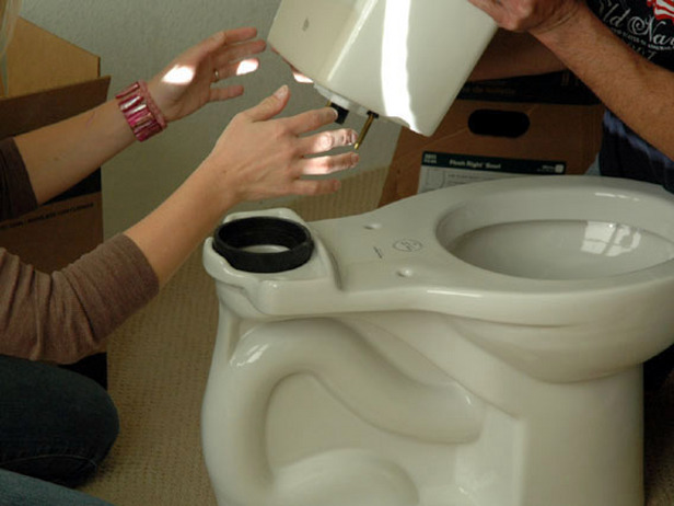 Trop-plein d'eau dans la cuvette des toilettes avec raccordement par le bas