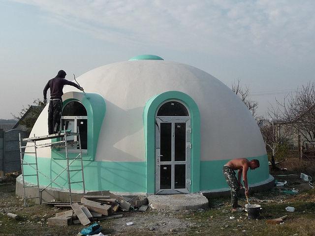 Isolation d'une maison en bois avec du plastique mousse