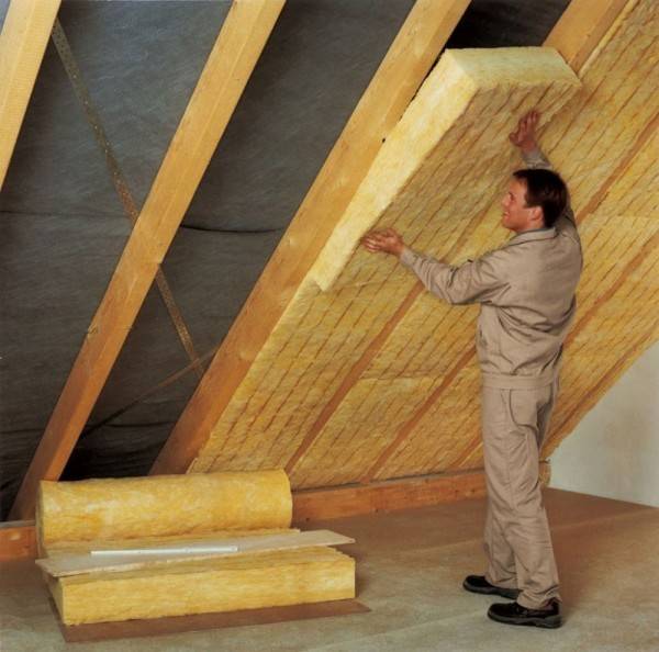 Insonoriser le plafond d'une maison avec des planchers en bois: méthodes et matériaux