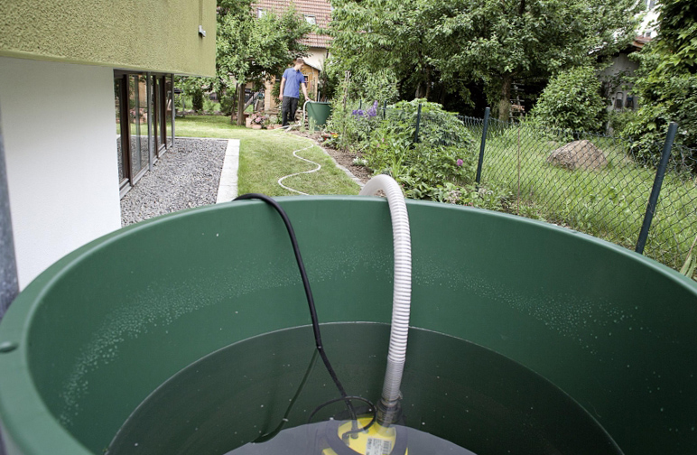 Nous choisissons une pompe submersible pour pomper l'eau contaminée d'un sol plat sec