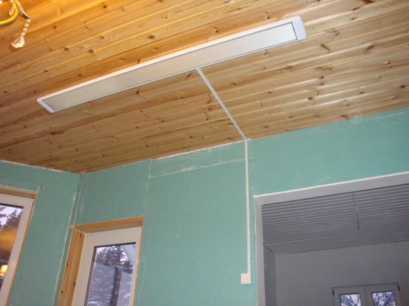 Types, appareil et installation d'un radiateur de plafond infrarouge