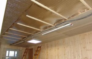 La technologie d'isolation de plafond avec une feuille d'isolation dans une maison privée