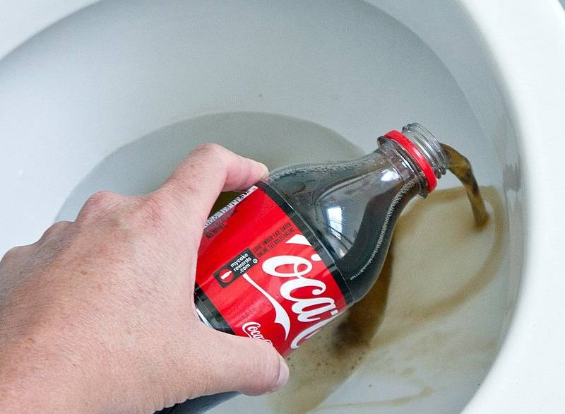 Comment nettoyer une toilette avec Coca-Cola