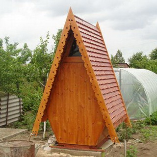 Toilettes chaudes dans une maison en bois sans égout