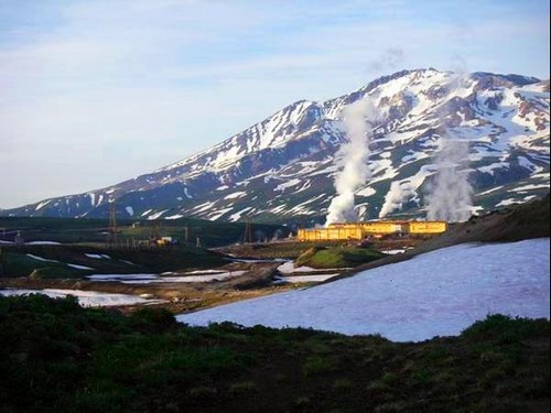 Quels sont les avantages environnementaux d'une centrale géothermique par rapport à une centrale au charbon Citez deux avantages