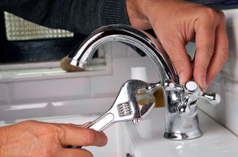 Installation et réparation d'un robinet de salle de bain avec douche