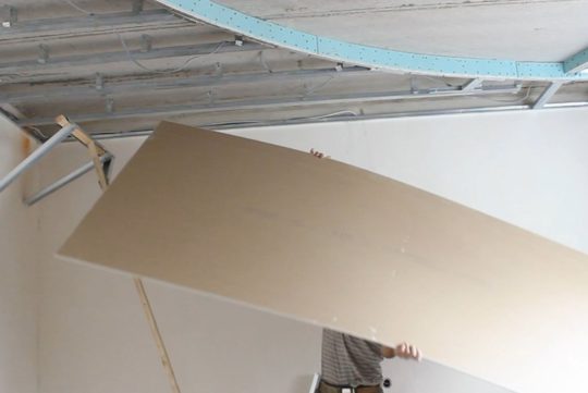 Comment ourler le plafond avec les instructions du maître des cloisons sèches