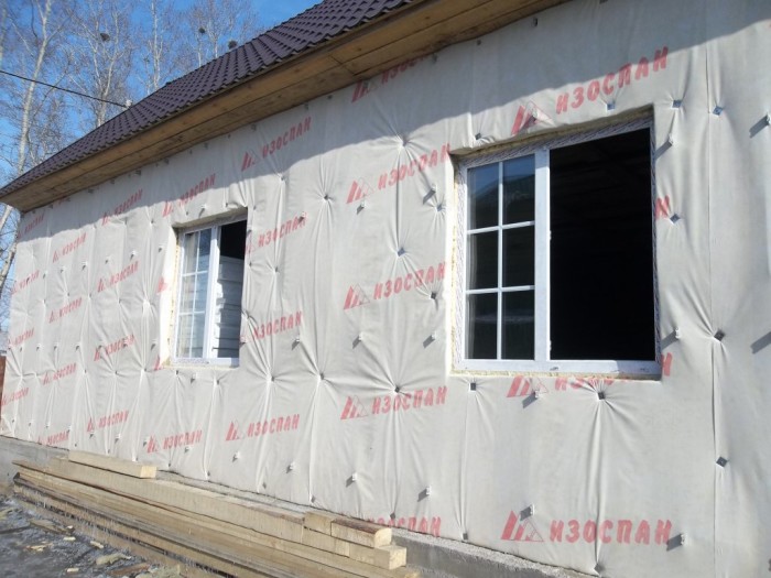 Nous construisons une maisonIsolation d'une maison en bois à l'extérieur avec du plastique mousse avec nos propres mains sous le revêtement