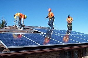 Installation de panneaux solaires sur le toit de la maison