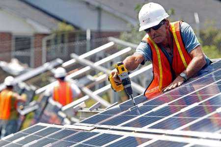 Installation de panneaux solaires sur le toit de la maison