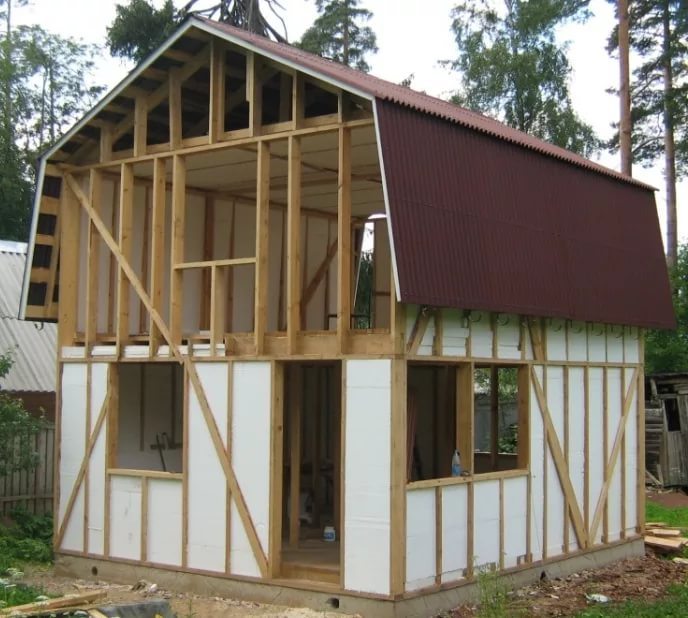 Isolation d'une maison en bois avec du plastique mousse