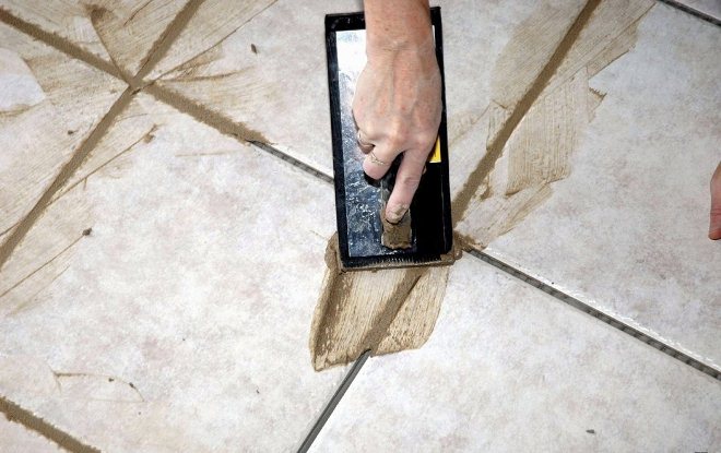 Carrelage dans la salle de bain. Comment mettre à jour les coutures dans la salle de bain