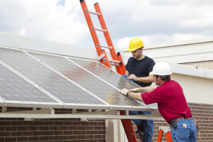 Installation de panneaux solaires sur le toit de la maison