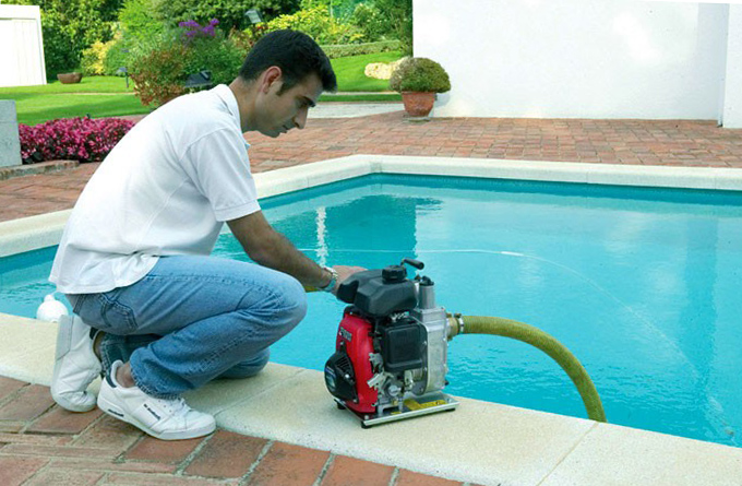 Nous choisissons une pompe submersible pour pomper l'eau contaminée d'un sol plat sec