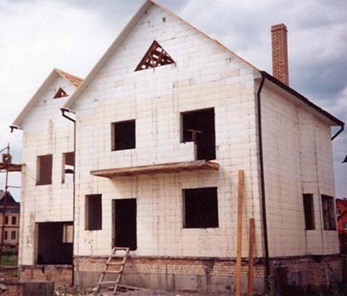 Isolation d'une maison en bois avec du plastique mousse