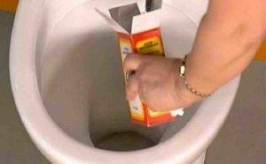 Nettoyer les toilettes avec du bicarbonate de soude, du vinaigre et de l'acide citrique