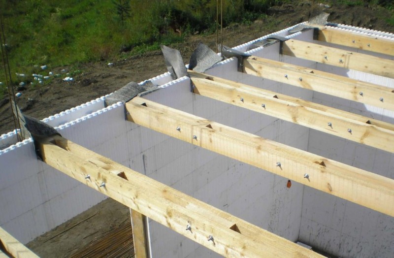 Insonoriser le plafond d'une maison avec des planchers en bois: méthodes et matériaux