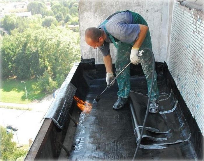 Pare-vapeur du balcon lorsqu'il est isolé de l'intérieur avec de la mousse ou de la laine minérale de vos propres mains Instructions Photo et vidéo