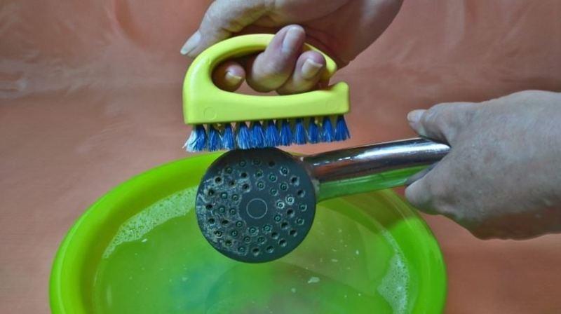 Comment nettoyer rapidement la pomme de douche du calcaire