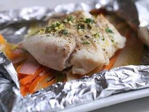 Dans quel sens du papier d'aluminium faut-il emballer le poisson et la viande lors de la cuisson