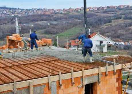 Dépôt d'un plafond brut sur poutres en bois dans une maison privée