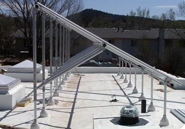 Installation de panneaux solaires sur le toit de la maison