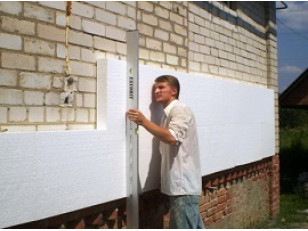 Isolation d'une maison en bois avec du plastique mousse