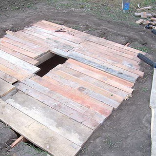 Toilettes chaudes dans une maison en bois sans égout