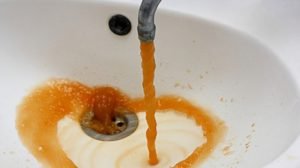 Faible pression d'eau froide ou chaude dans l'appartement, que faire, comment augmenter la pression de l'eau dans le robinet, exemple de plainte concernant une mauvaise pression