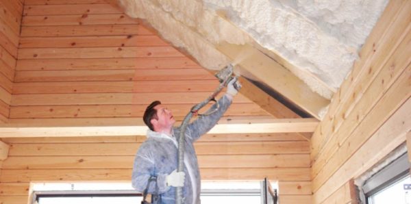 Isolation du toit d'une maison en bois par l'intérieur