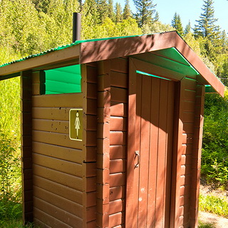 Toilettes chaudes dans une maison en bois sans égout