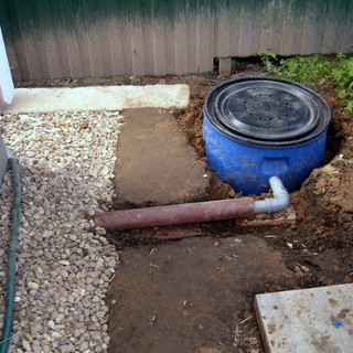 Comment faire un drain dans le pays de vos propres mains à partir d'un baril