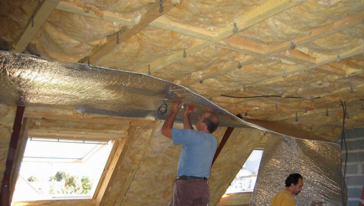 Comment finir le plafond dans une maison privée de vos propres mains