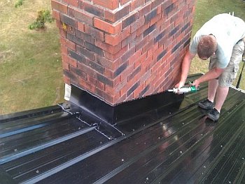 Cheminée traversant un plafond en bois