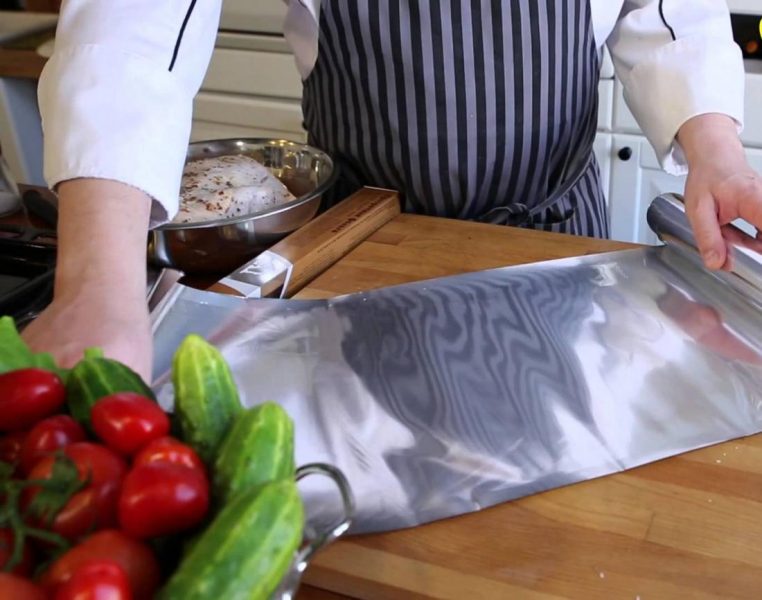 Dans quel sens du papier d'aluminium faut-il emballer le poisson et la viande lors de la cuisson