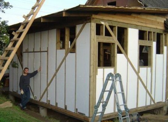 Isolation d'une maison en bois avec du plastique mousse