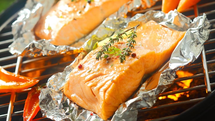 Dans quel sens du papier d'aluminium faut-il emballer le poisson et la viande lors de la cuisson