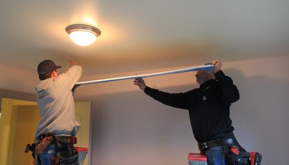 Types, appareil et installation d'un radiateur de plafond infrarouge