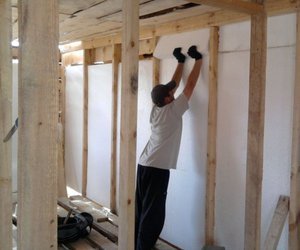 Isolation d'une maison en bois avec du plastique mousse