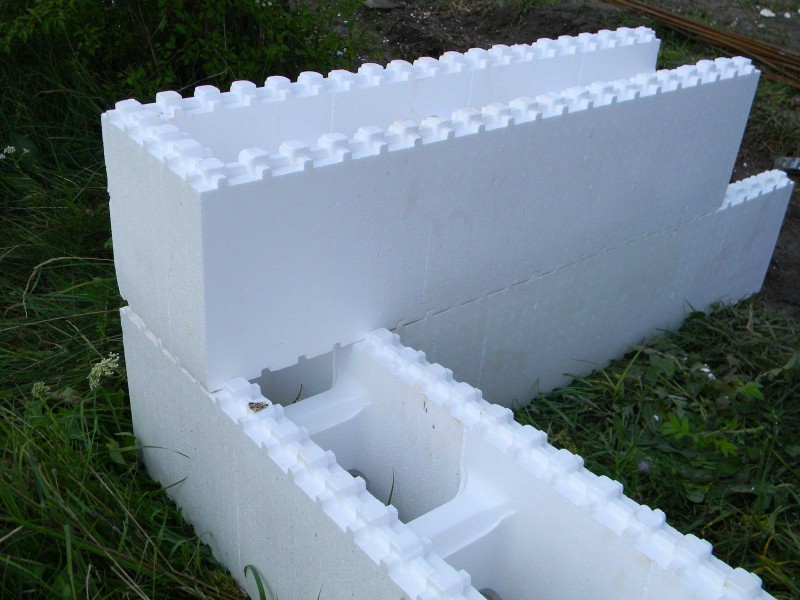 Isolation d'une maison en bois avec du plastique mousse