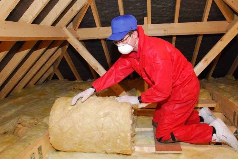 Isolation du toit d'une maison en bois par l'intérieur