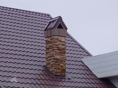 Cheminée traversant un plafond en bois