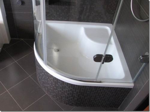 Baignoire La cabine de douche fuit. Pourquoi et quoi faire