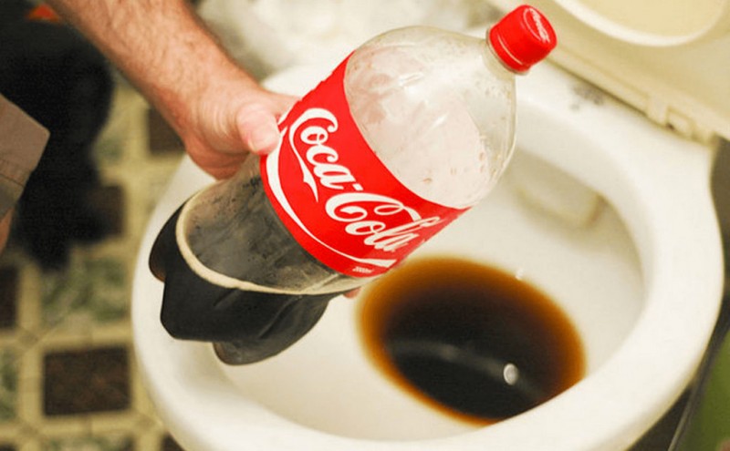 Comment nettoyer une toilette avec Coca-Cola