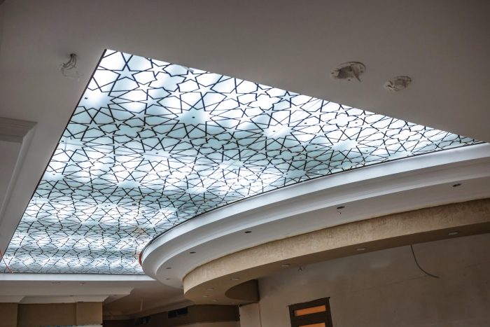 Plafond de verre suspendu dans la salle de bain