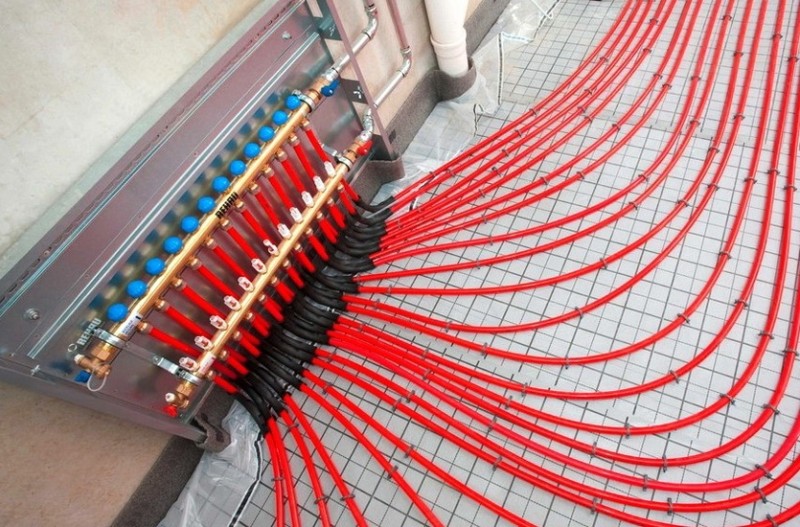 Tuyaux pour les types de plancher d'eau chaude, caractéristiques de choix et d'installation