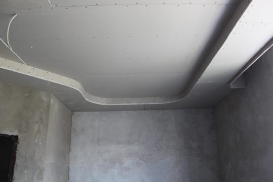 Comment ourler le plafond avec les instructions du maître des cloisons sèches