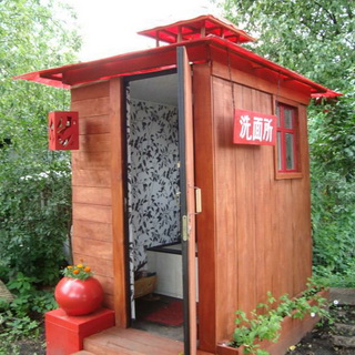 Toilettes chaudes dans une maison en bois sans égout